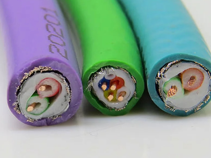 在挑選線纜的時(shí)分必定要注意其適宜性、完整性以及質(zhì)量的好壞.jpg